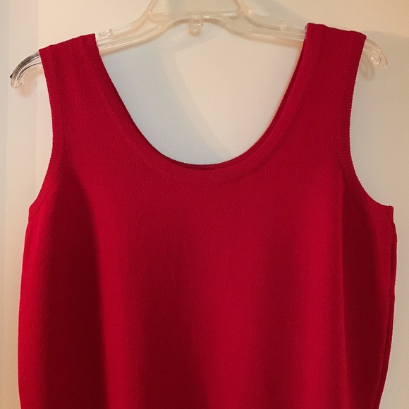 St. John Jersey net scoopneck shell. True red - Picture 2 of 3